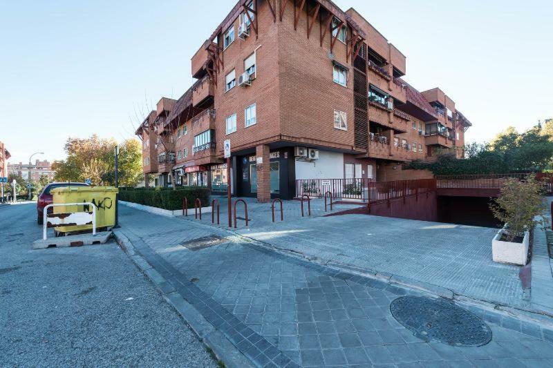 Апартаменты Vivienda Familiar Con Jardin Junto A Ifema Мадрид Экстерьер фото